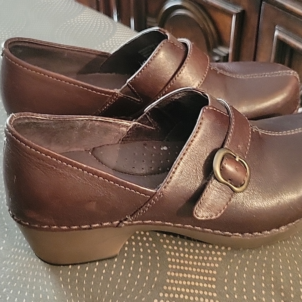 Size 37 clogs